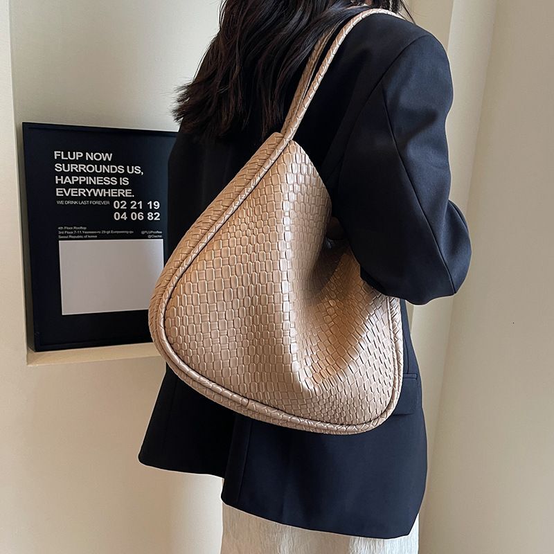 High end large capacity 2023 autumn and winter new women's fashionable commuting versatile shoulder bucket bag