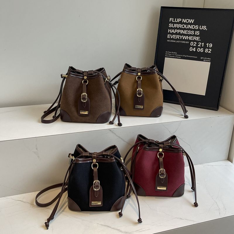 Matte niche design bucket 2024 autumn and winter new fashion texture shoulder personality ins trendy crossbody bag