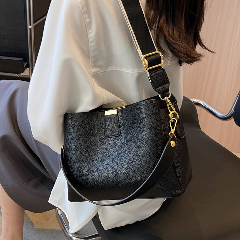 This Year's Popular Bucket 2024 New Trendy Handbag With Simple Texture And Stylish Versatile Single Shoulder Crossbody Bag