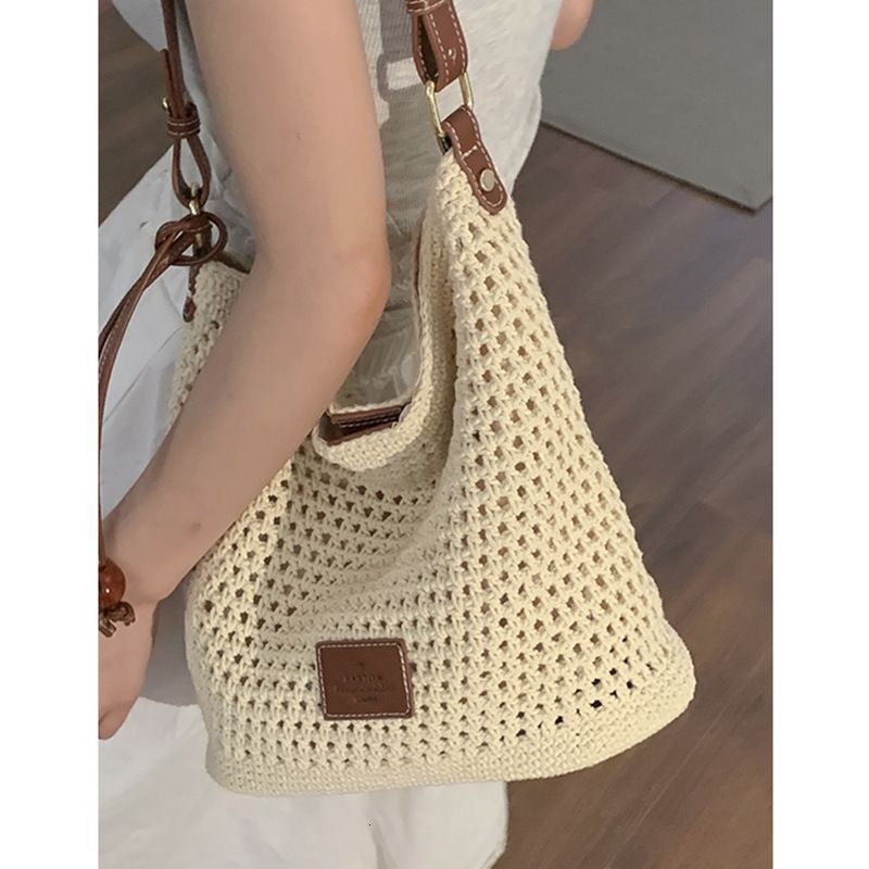 Large Capacity Woven Tote Women Stylish Handheld Bucket Bag Perfect for Commuting and Crossbody Use