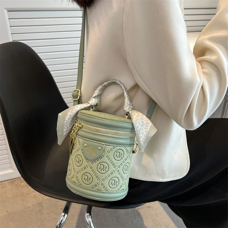 Fashionable stylish for women 2024 new spring summer niche cydrical handbag, bucket bag, trendy and crossbody bag
