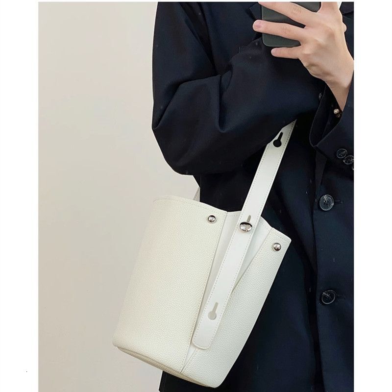 Water bucket large capacity vegetable basket, 2024 new high-end portable b, women's for commuting to work, crossbody