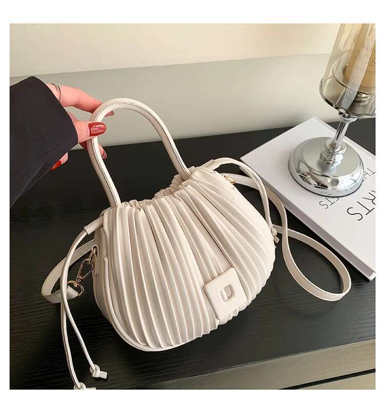 Retro Pleated Shoulder Fashion Drawstring Girl Crossbody Korean Ladies Handbag Bucket Bag Metal Decoration PU Materia