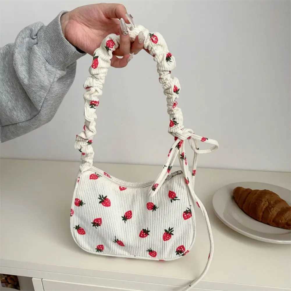 2025S Desiner Autumn Korean Style Strberry Printin Sweet Fruit Handba Lare Capacity All-match Underarm Ba OutdoorC250222 Shoulder crossbody ba women