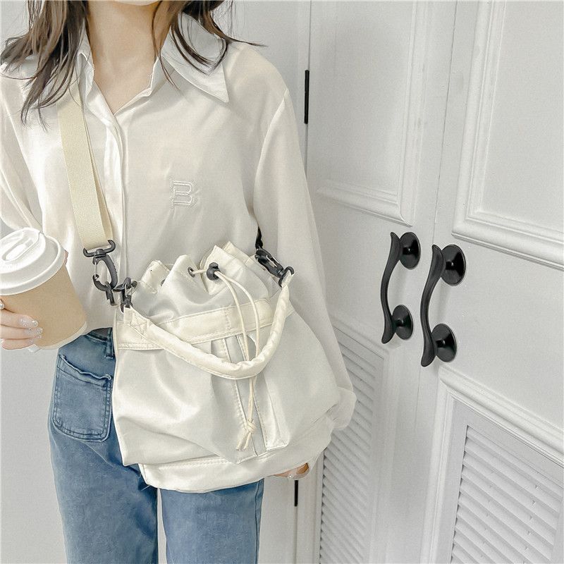 Single shoulder crossbody casual drawstring pleated bag, large capacity lightweight handbag, nylon bucket bag for women