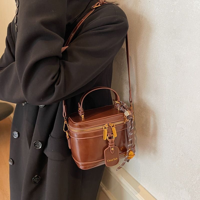 2024 new high-end niche design box handbag popular single shoulder crossbody bucket women's bag