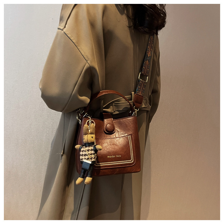 Niche Design Women's 2024 Summer New Popular Wide Shoulder Strap Crossbody Bag