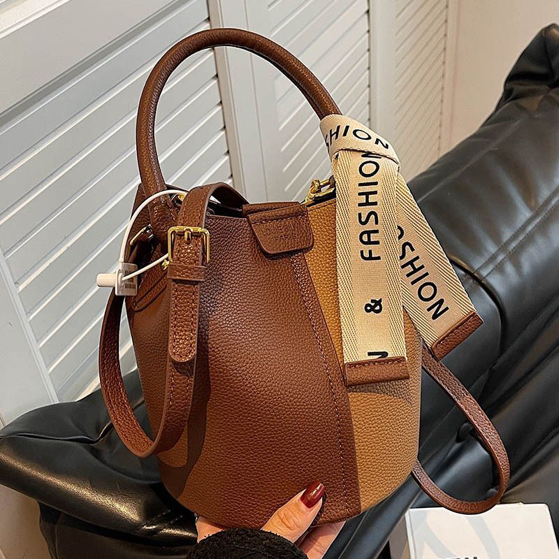 New portable bucket niche design, women's color blocked crossbody with high aesthetic value, underarm shoulder bag