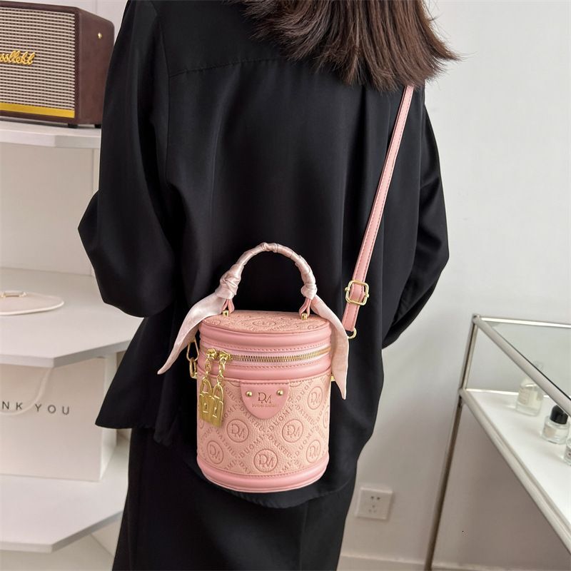 Fashionable stylish for women 2024 new spring summer niche cydrical handbag, bucket bag, trendy and crossbody bag