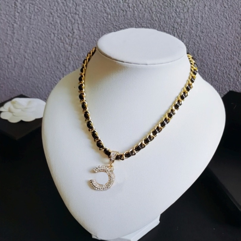 Pendant Necklaces Classic Pearl Necklaces with Silver Tone Luxury Pendant Nautical-Inspired Jewelry for Women Timeless Pearl Necklaces