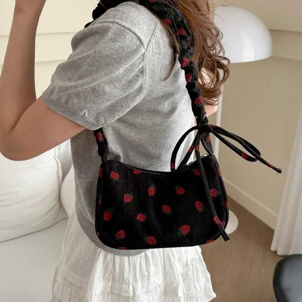 2025S Desiner Autumn Korean Style Strberry Printin Sweet Fruit Handba Lare Capacity All-match Underarm Ba OutdoorC250222 Shoulder crossbody ba women