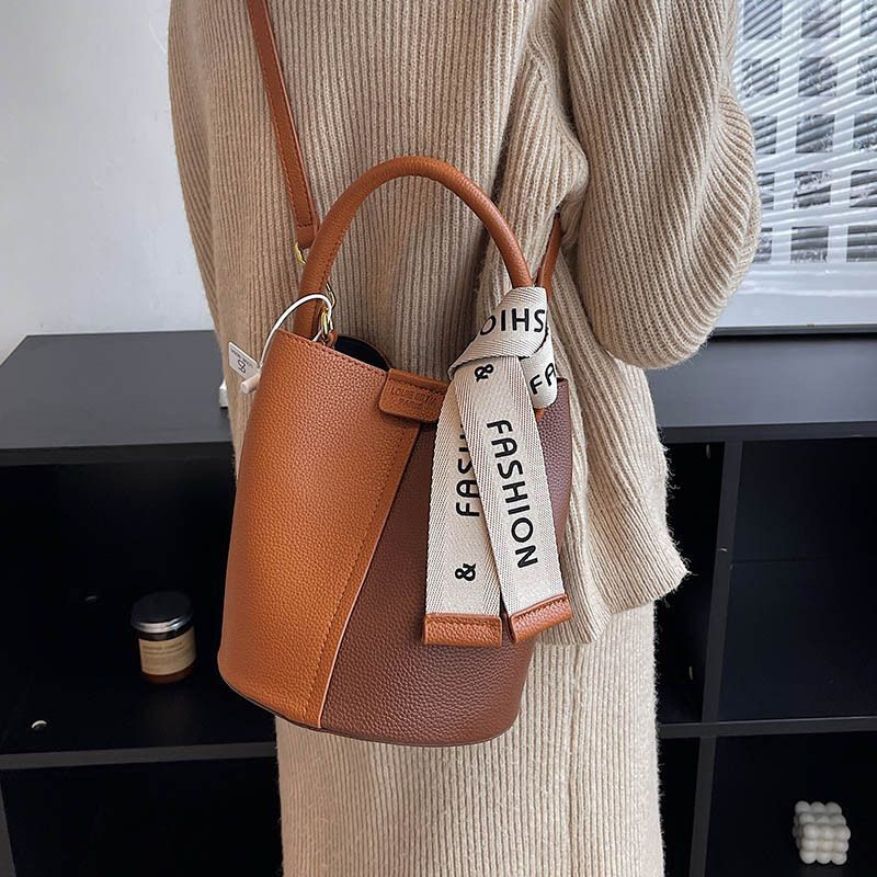 New portable bucket niche design, women's color blocked crossbody with high aesthetic value, underarm shoulder bag