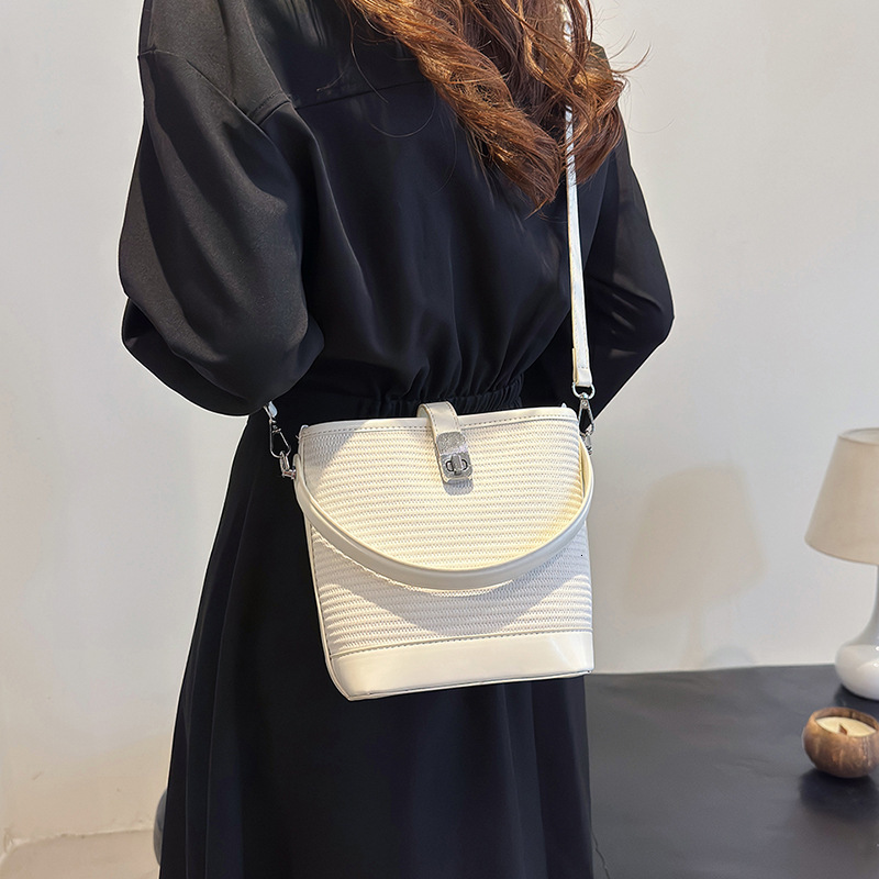 Super popular niche grass for women 2024 new summer color blocking versatile woven crossbody water bucket bag, mobile