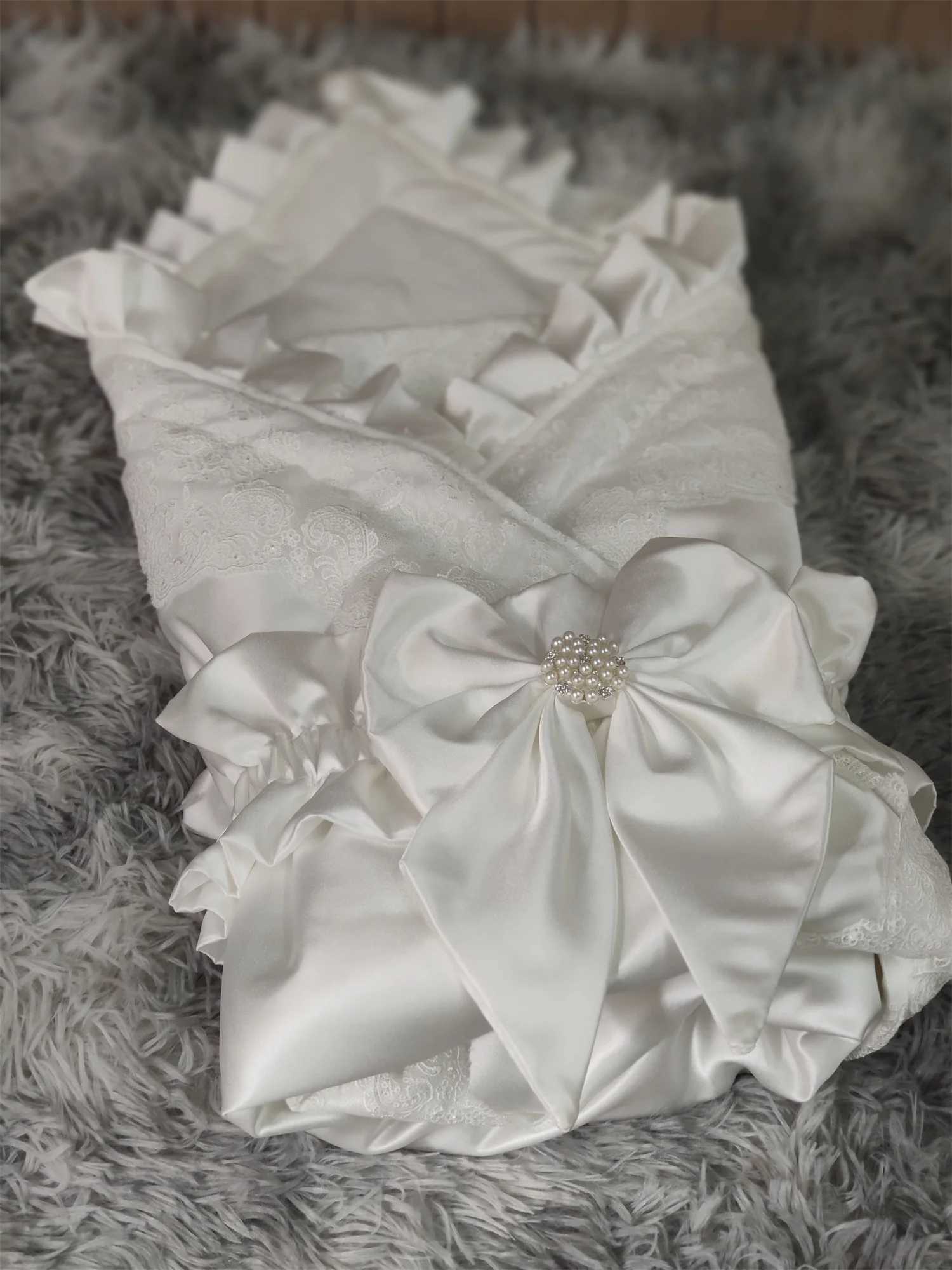 Luxury Soft Satin Wedding Fabric Infant Swaddle Blankets Soft Baby Girls Boys Stroller Wraps With Sash White Christening swaddle Z250228