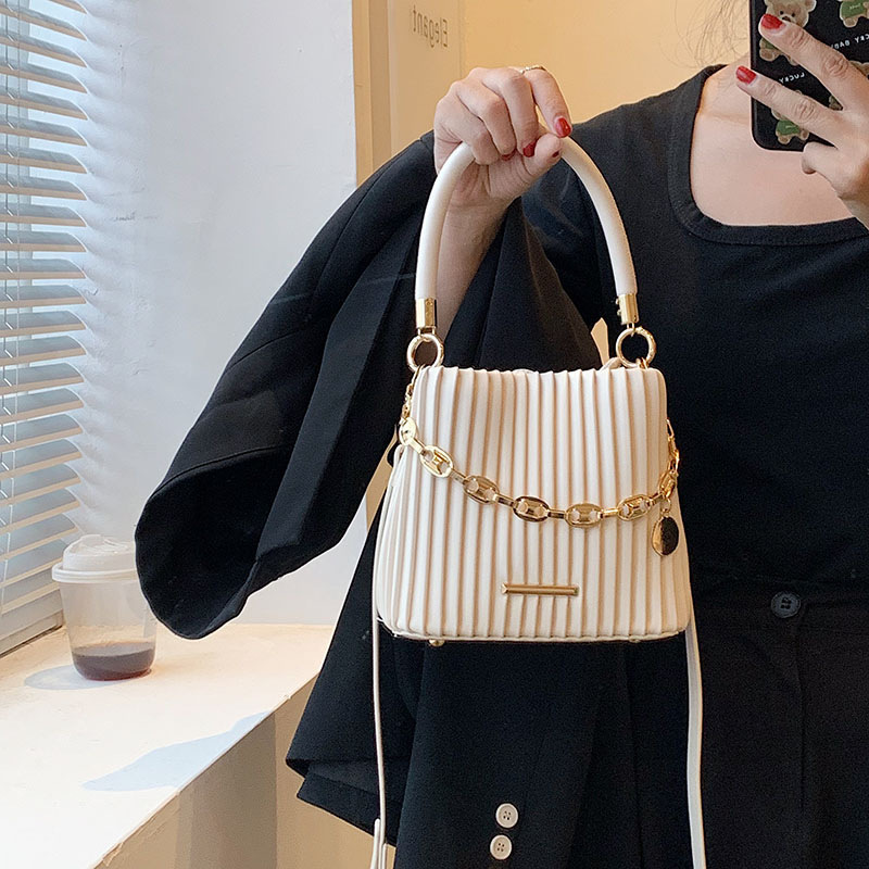 French High-end Women's 2024 New Fashion Pleated Portable Bucket Bag