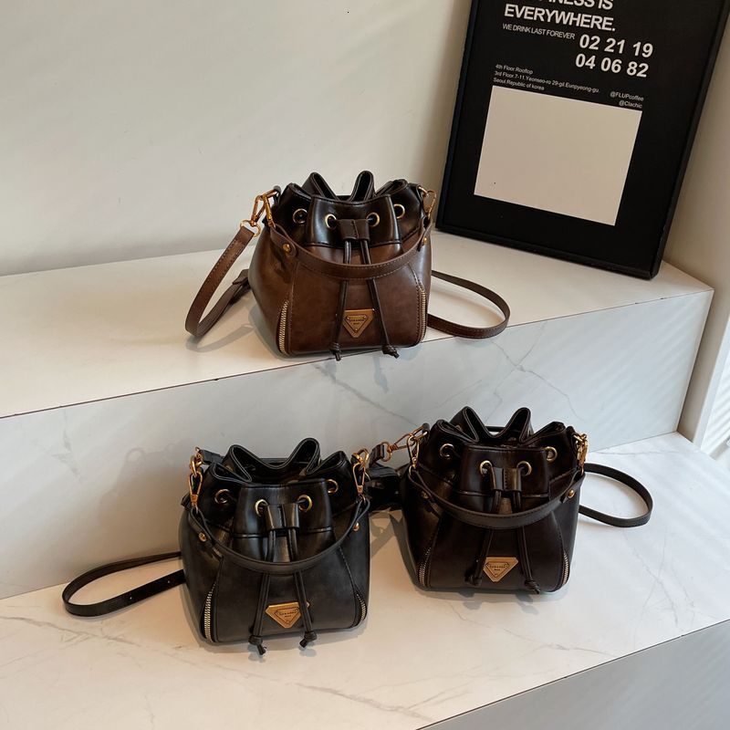 Bucket drawstring contrasting color 2024 new niche bags, high-end handbag crossbody bag, versatile armpit bag