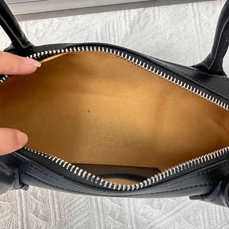 Niche Sausage Bag Retro Underarm French Stick Bag Genuine Leather Womens Handbag Casual Commuting Versatile Shoulder BagC250222