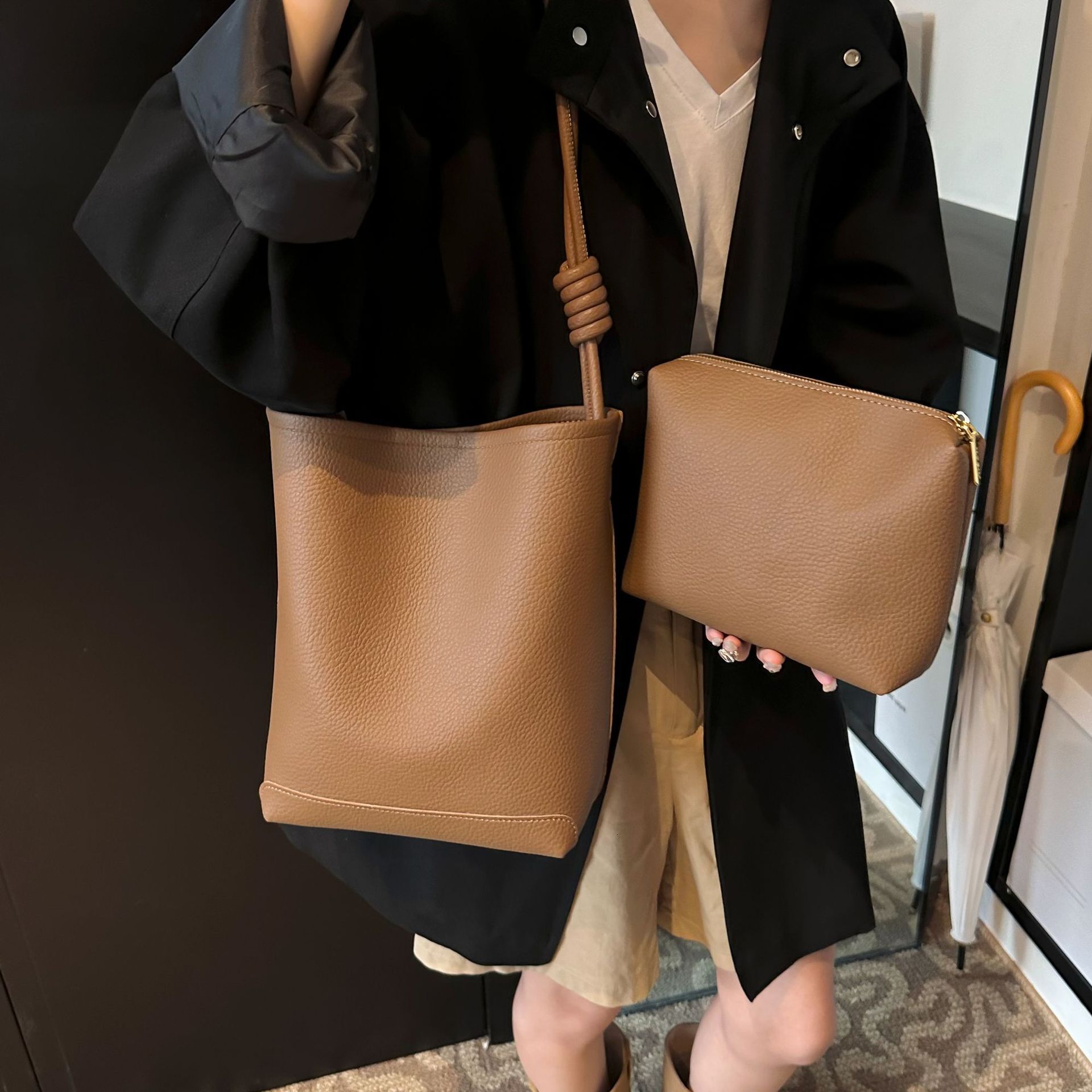 Simple trendy large capacity bucket 2024 new commuting mother and child fashionable texture women's single shoulder