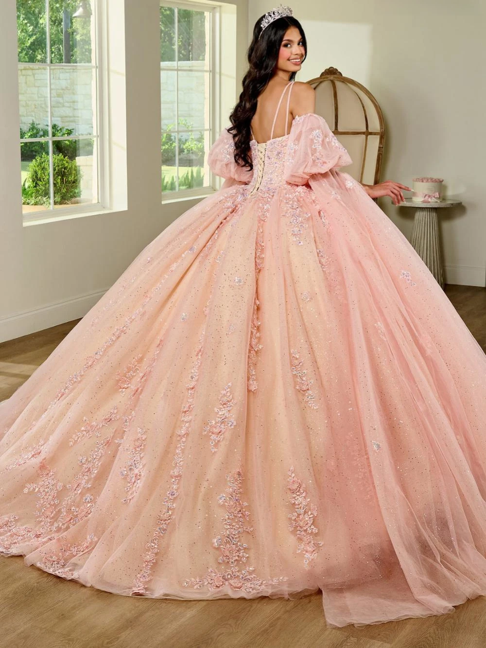 Gorgeous Ball Gown Quinceanera Dresses For Women Appliques Sequins Gowns Spaghetti Straps Sleeveless Party Prom Sweep Train Dress Customied