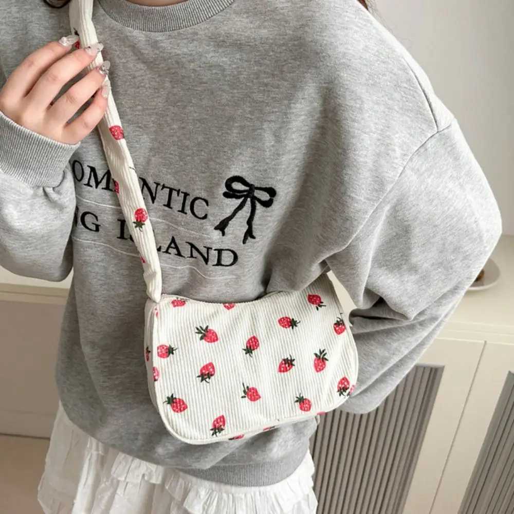 2025S Desiner Autumn Korean Style Strberry Printin Sweet Fruit Handba Lare Capacity All-match Underarm Ba OutdoorC250222 Shoulder crossbody ba women