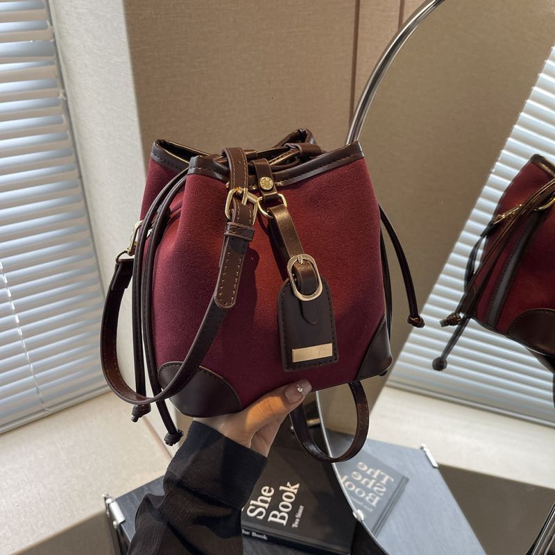Matte niche design bucket 2024 autumn and winter new fashion texture shoulder personality ins trendy crossbody bag