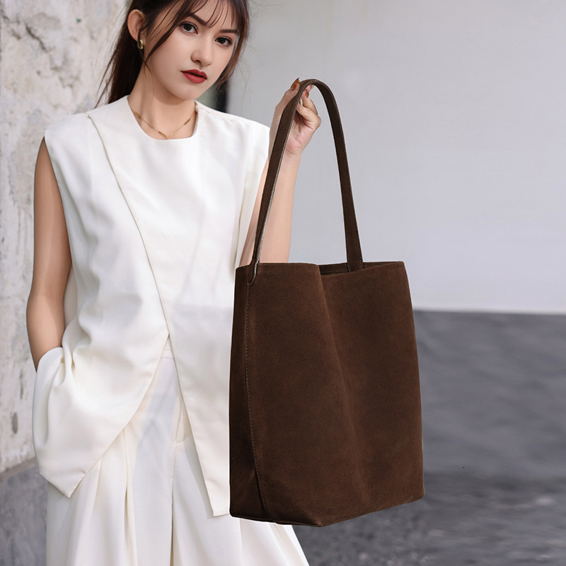 Guangzhou women's niche versatile portable shoulder bags, solid color commuting large-capacity high-end matte leather bucket bags