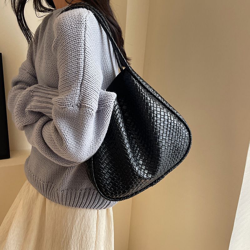 High end large capacity 2023 autumn and winter new women's fashionable commuting versatile shoulder bucket bag