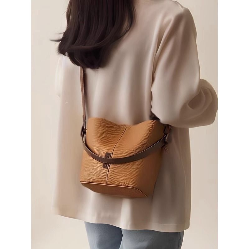 Cossbody fo women 2024 new style high-end textue, niche, summe supe soft bucket bag, popula commuting bag this