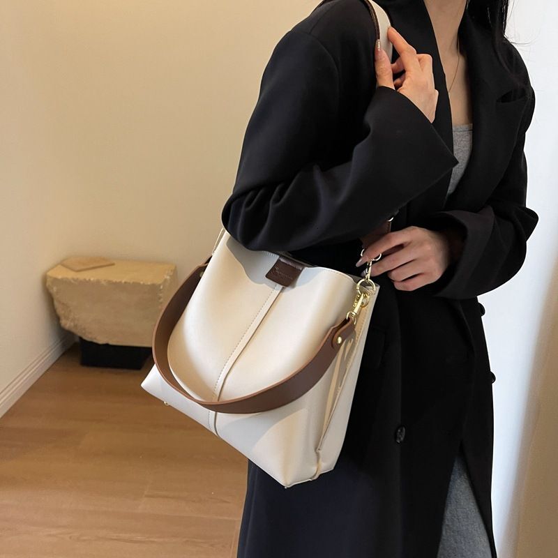 Large capacity bucket for women's 2024 new fashionable broadband crossbody bag, one shoulder portable tote bag