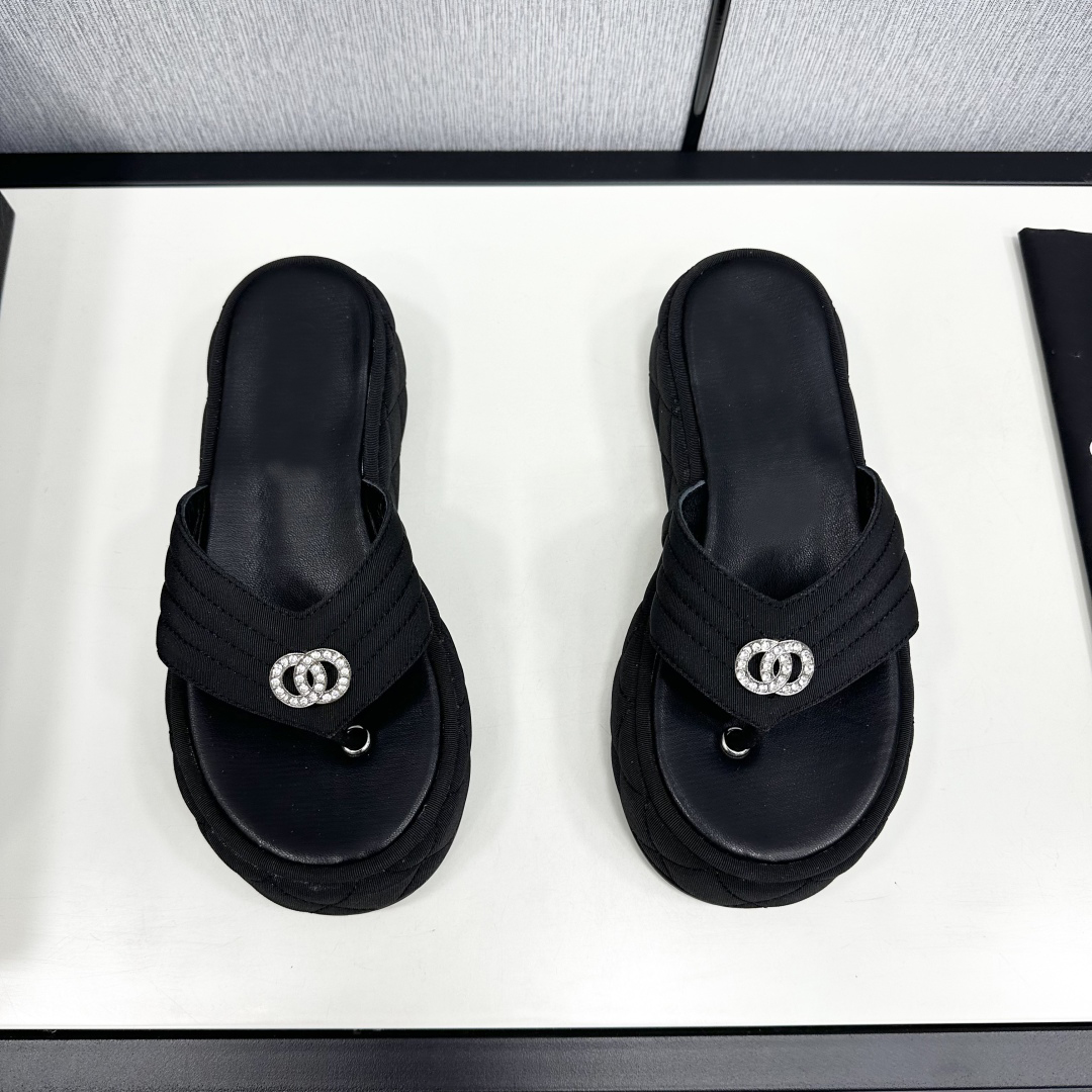 2025 designer sandals new thick sole flip flops for women, fashionable, trendy, non slip, comfortable to wear, color matching sole, pure black shoelaces, flat sandals