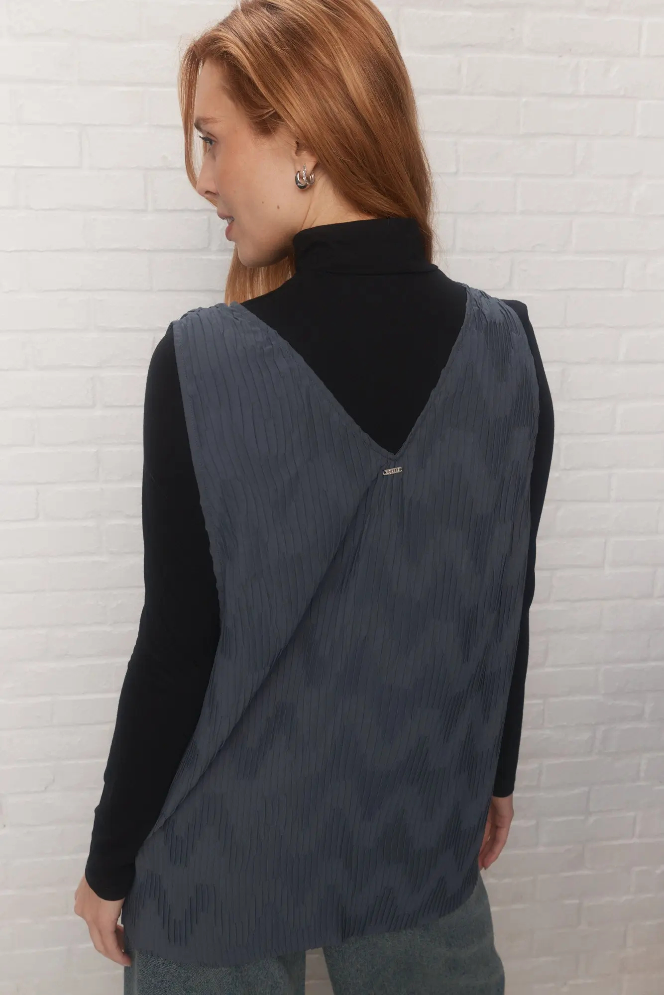 Women's Loose Grey Tank Top Pleated V-neck Tanks with Wide Straps for Elegant Casual Wear
