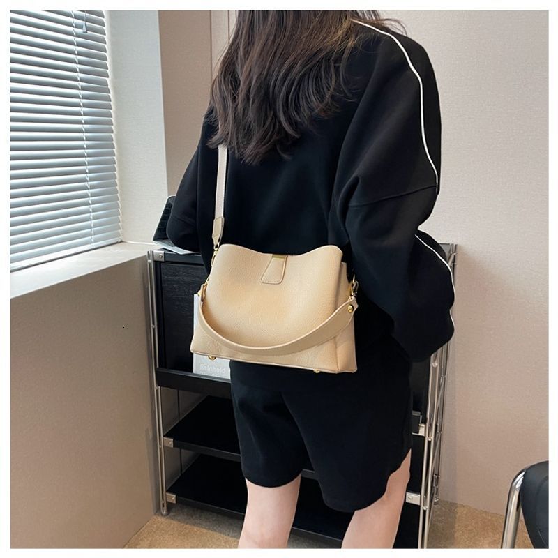 This Year's Popular Bucket 2024 New Trendy Handbag With Simple Texture And Stylish Versatile Single Shoulder Crossbody Bag