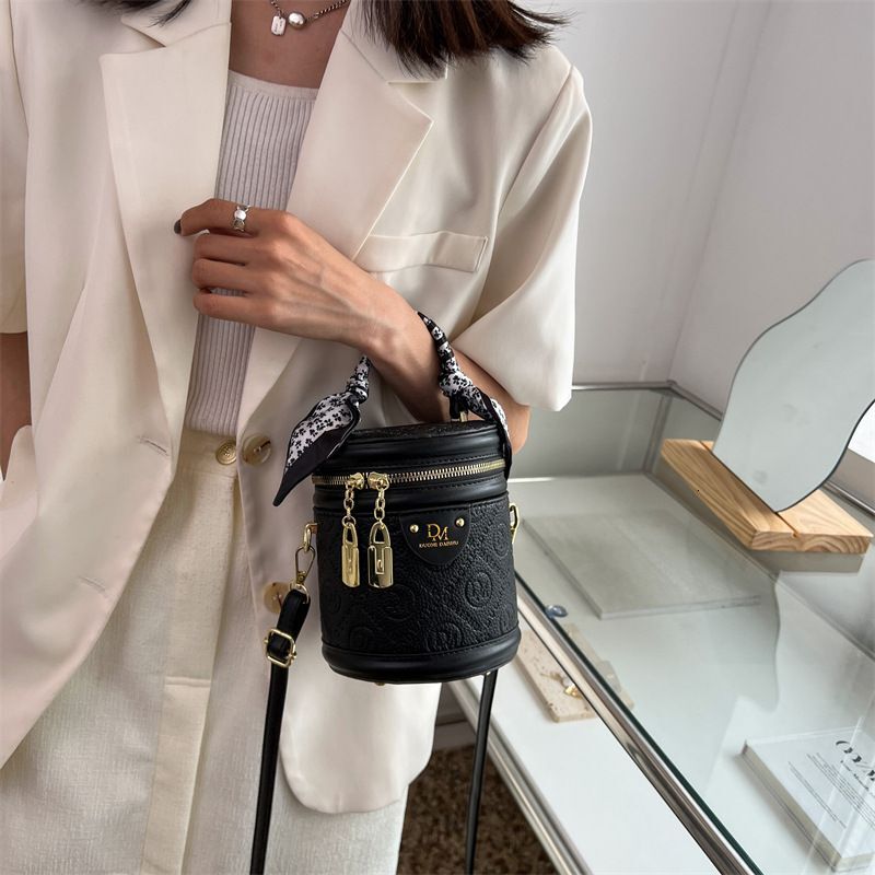 Fashionable stylish for women 2024 new spring summer niche cydrical handbag, bucket bag, trendy and crossbody bag