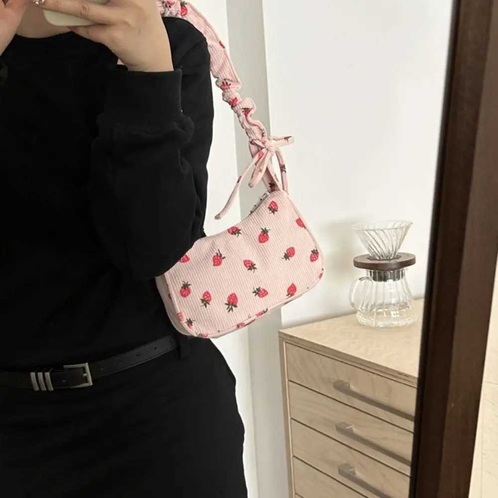 2025S Desiner Autumn Korean Style Strberry Printin Sweet Fruit Handba Lare Capacity All-match Underarm Ba OutdoorC250222 Shoulder crossbody ba women