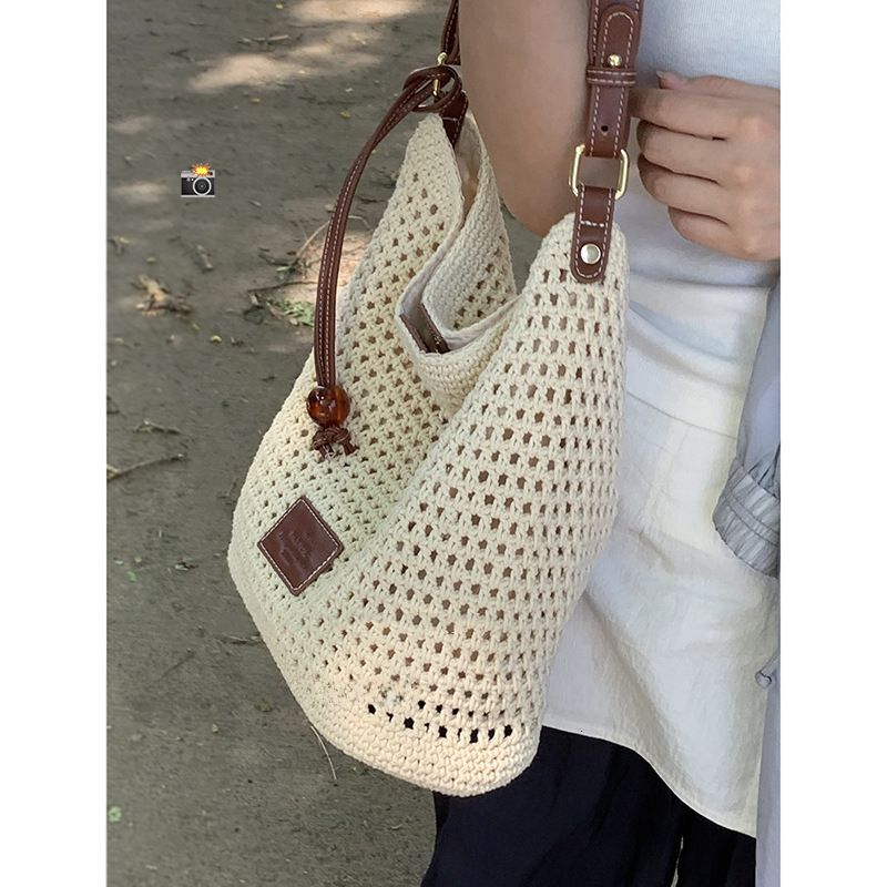 Large Capacity Woven Tote Women Stylish Handheld Bucket Bag Perfect for Commuting and Crossbody Use