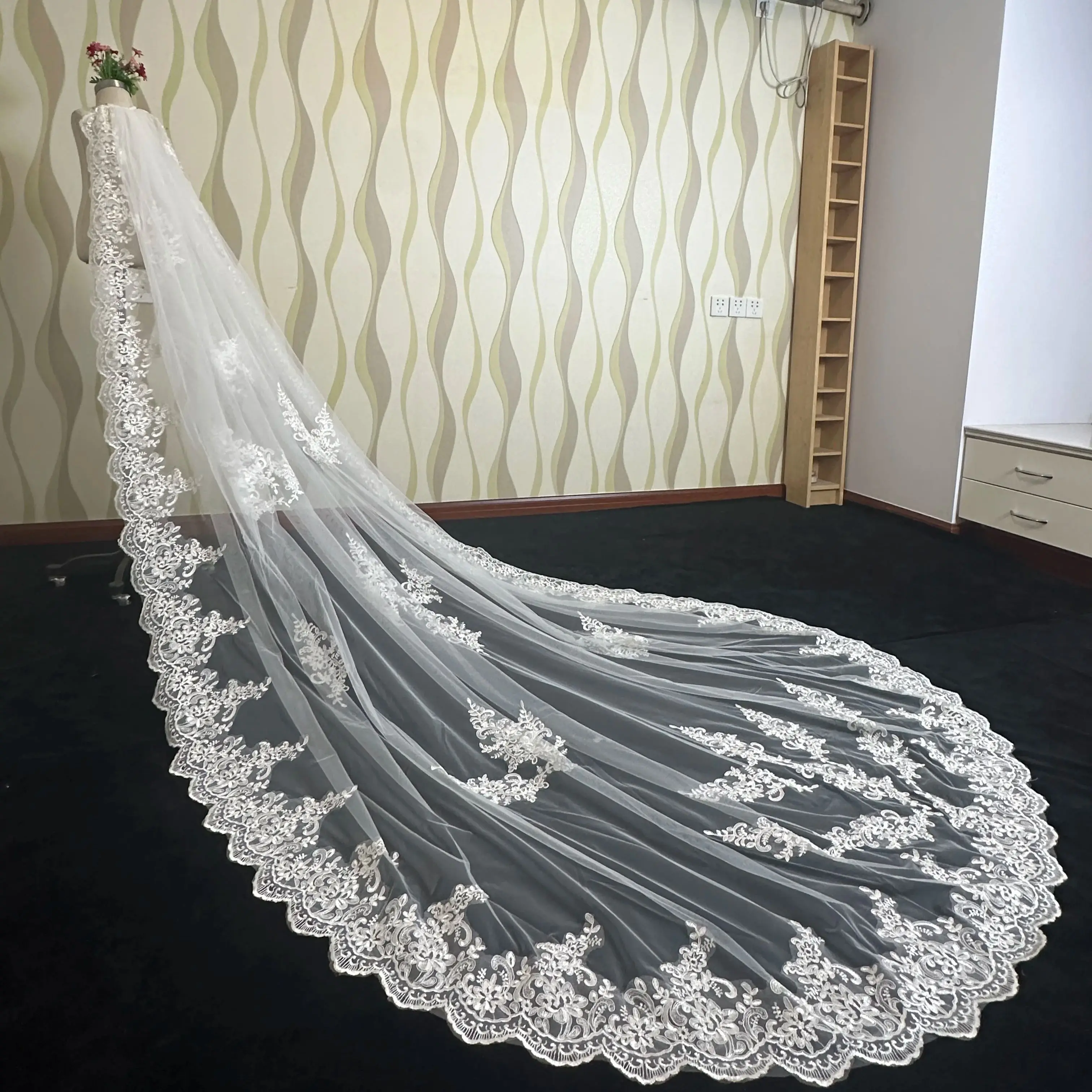 Long Lace Bridal Veils with Comb 3m*2m One Layer White Iovry Appliques Wedding Veil Wedding Accessories Custom Made