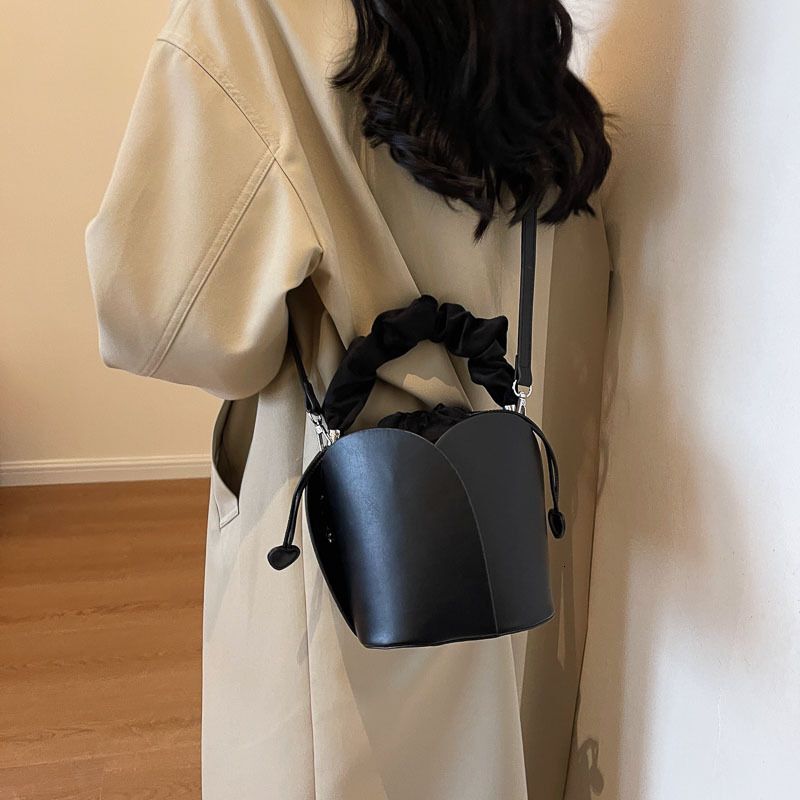 2024 New Water Bucket Xin Zhilei Petal Duo Handheld Crossbody Fashion Versatile and Simple Small Bag