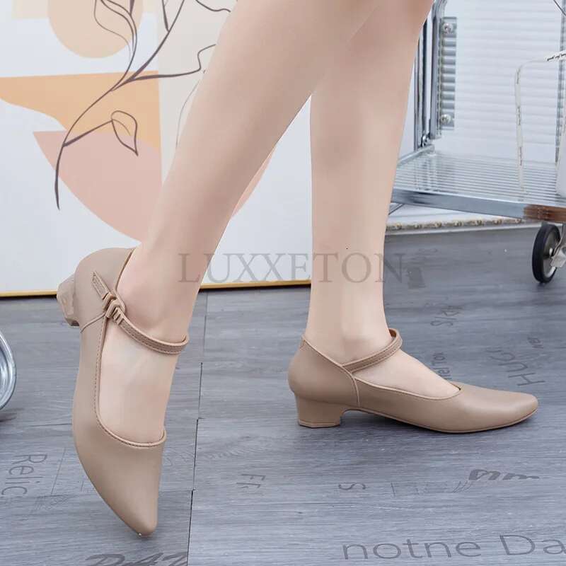 Sandals Pointed Jelly Toe Chunky Med Heels Flip ps Sgback Casual Candy Skidproof Beach Shoes for Women PVC Sandalia