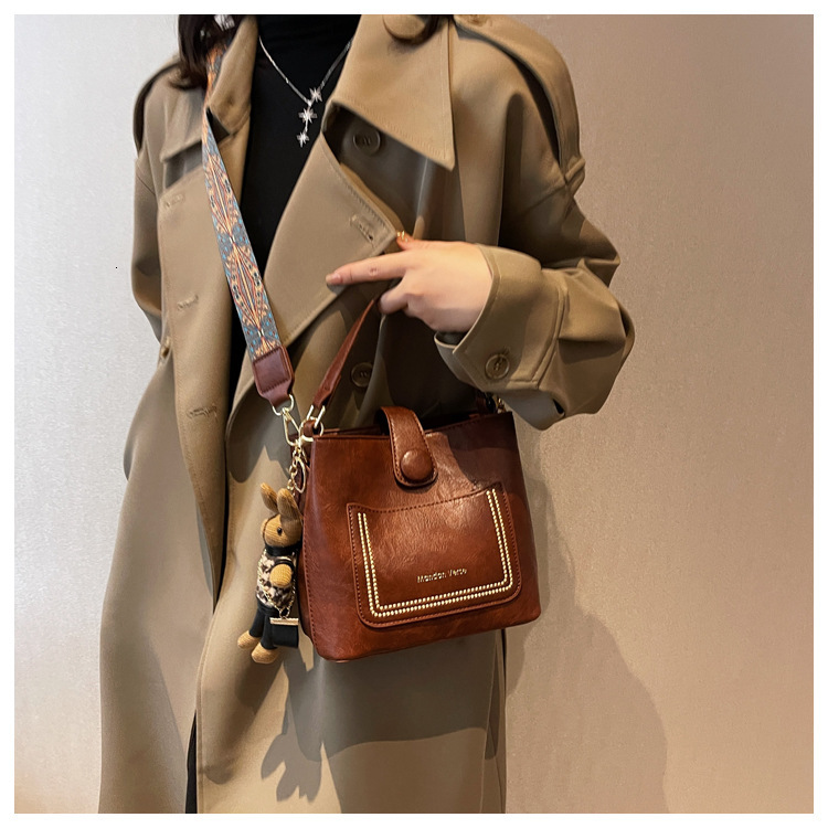 Niche Design Women's 2024 Summer New Popular Wide Shoulder Strap Crossbody Bag