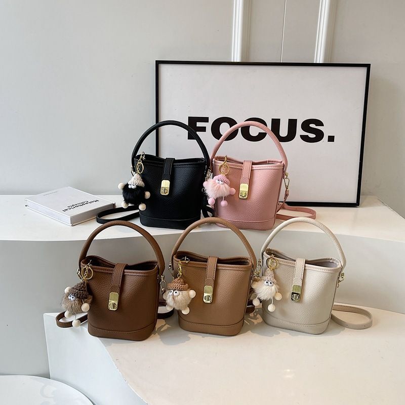 Beibei Shangpin 2024 New High end Solid Color Hanger Lock Buckle Bucket Handheld One Shoulder Diagonal Cross Trendy