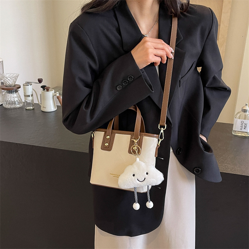 2024 New High-end Western-style Niche For Women, Popular And Versatile Crossbody Bag, Portable Bucket Bag