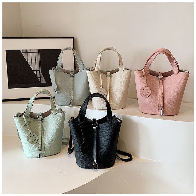 High end women's retro niche design small bucket bag with lychee pattern light handbag for women