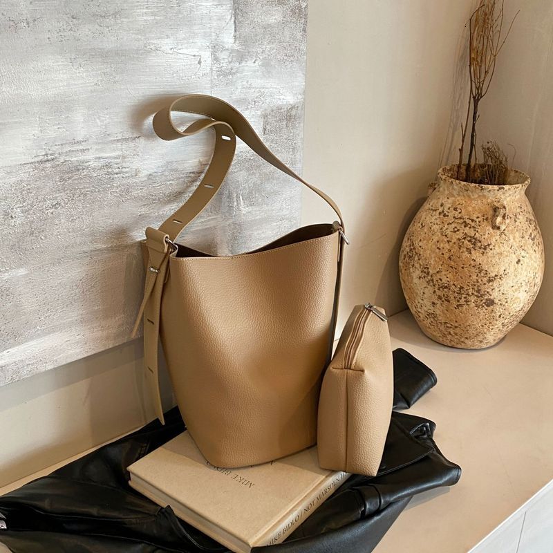 French style women's large capacity bucket bag, 2024 new versatile western-style handbag, crossbody bag