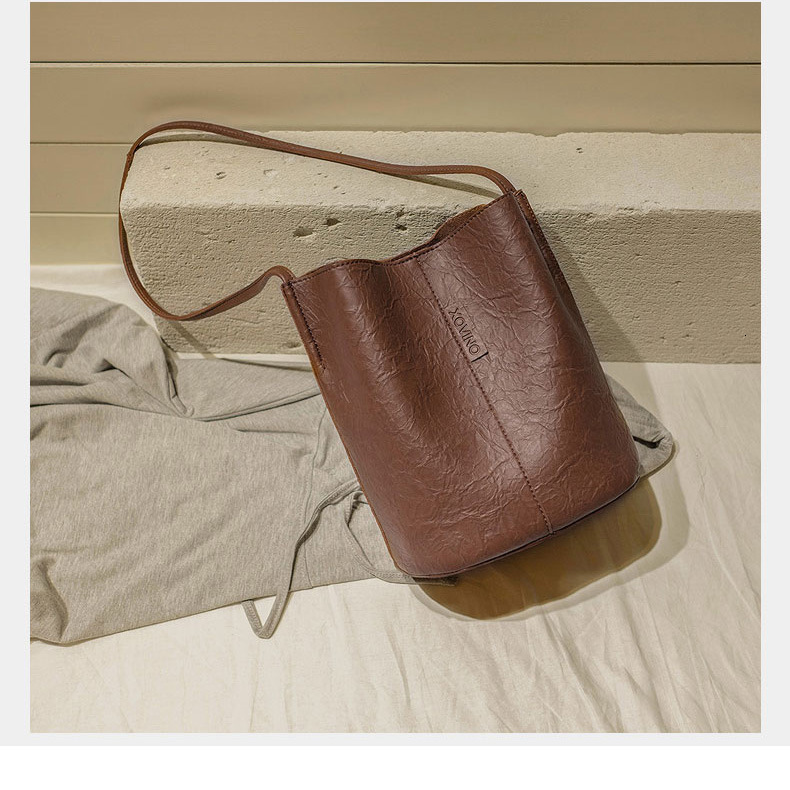 2023 New Vintage Bucket Veet Oil Leather Handbag Crossbody Women's Large Capacity Shopping Bag