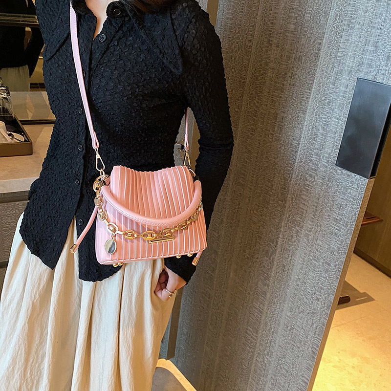 French High-end Women's 2024 New Fashion Pleated Portable Bucket Bag