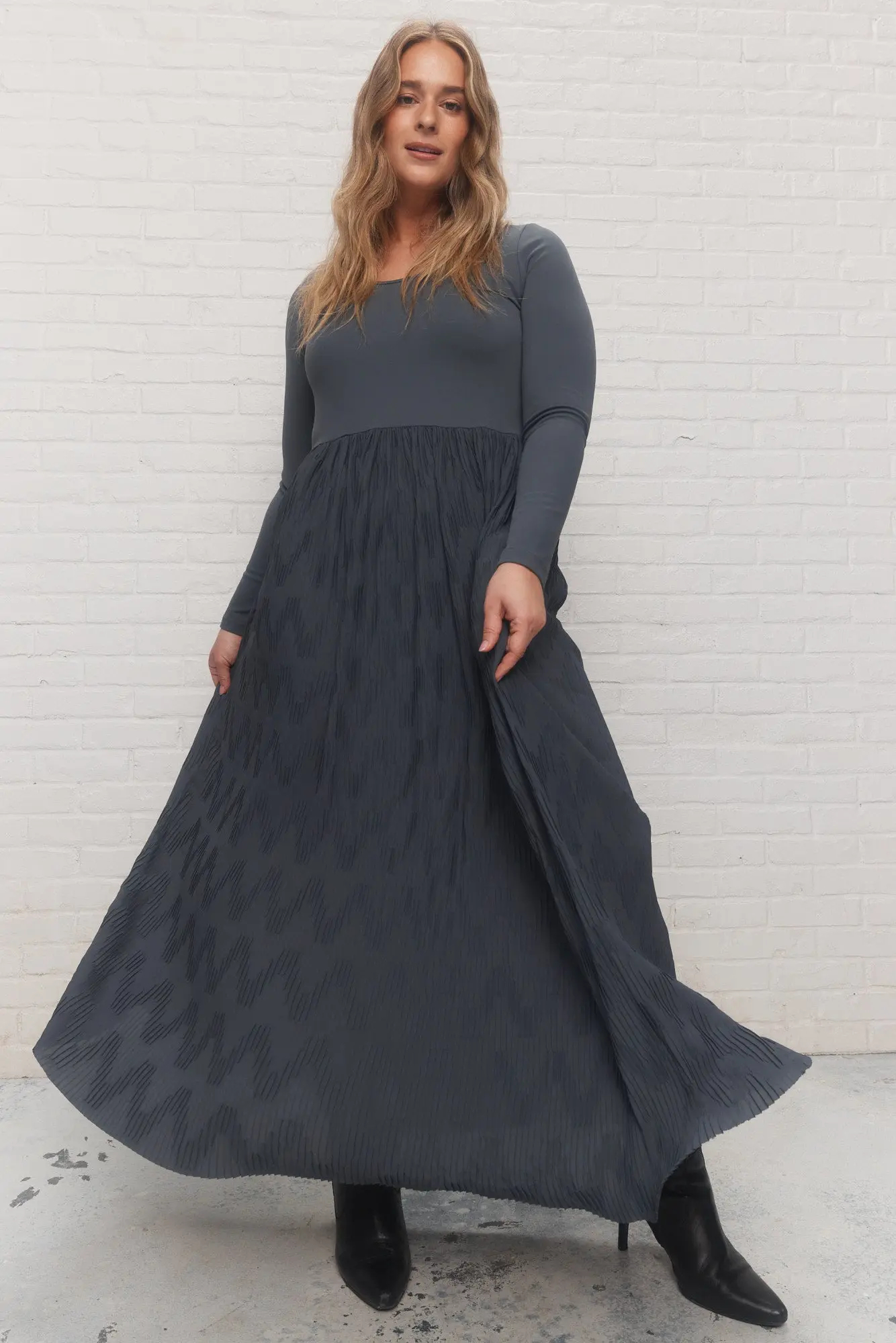 Women's Casual Dark Gray Maxi Long Pleated Dress with Scoop neckline Long sleeves