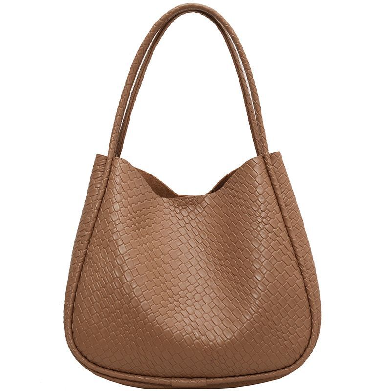 High end large capacity 2023 autumn and winter new women's fashionable commuting versatile shoulder bucket bag