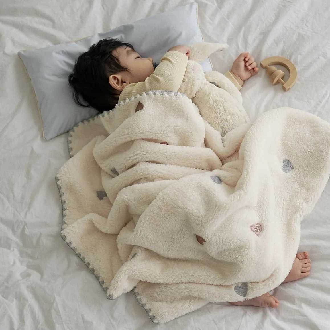 Flannel soft and warm embroidered newborn suitable for beds rabbits autumn winter baby bed blanket 90 * 130cm Z250228 free shipping free shipping
