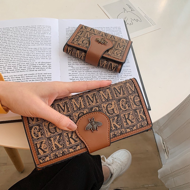 New 2025 Women's Buckle Printed Bee Fashion Simple Three fold Large Capacity Handheld Wallet Designer with Multiple Card Spaces Trendy Zero Walle