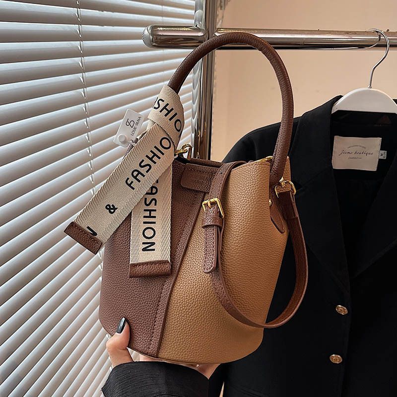 New portable bucket niche design, women's color blocked crossbody with high aesthetic value, underarm shoulder bag